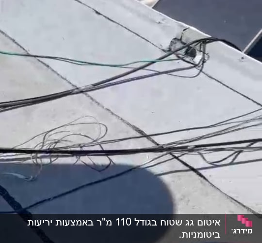 גג עם יריעות איטום וכבלים חשמליים